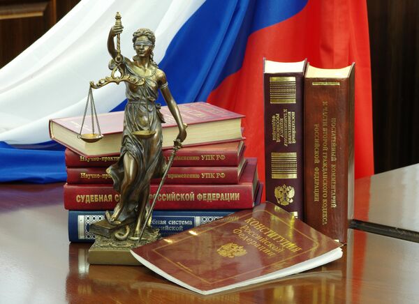 Статуя Фемиды и юридическая литература на столе. Архивное фото - Sputnik Кыргызстан