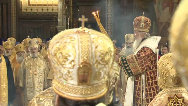 Патриарх Кирилл совершил литургию в День крещения Руси. Кадры богослужения - Sputnik Кыргызстан
