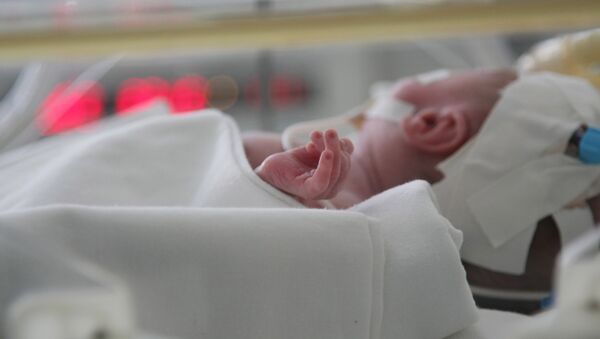 Новорожденный в отделении выхаживания недоношенных детей. Архивное фото - Sputnik Кыргызстан
