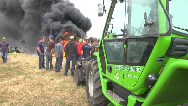 Французские фермеры жгли шины у перекрытой в знак протеста дороги в Германию - Sputnik Кыргызстан