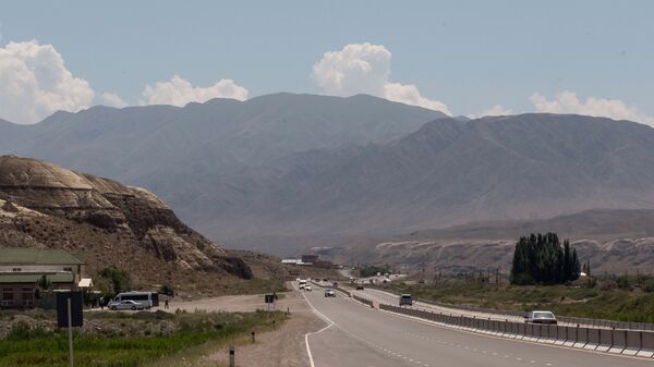 Дорога в Иссык-Куль из Бишкека. Архивное фото - Sputnik Кыргызстан
