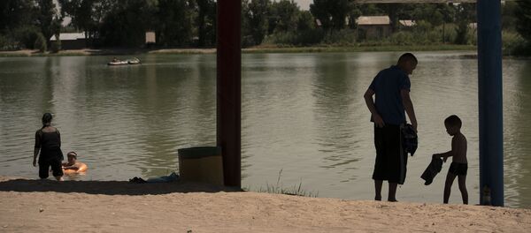 Отдыхающие у озера Комсомольское в Бишкеке. Архивное фото - Sputnik Кыргызстан