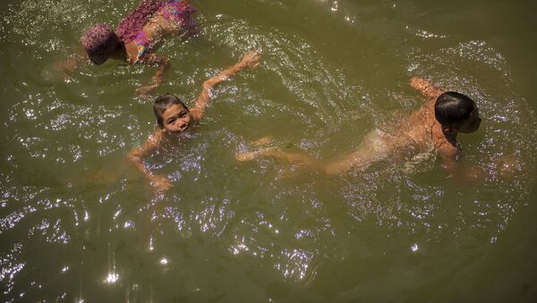 Дети купаются на Комсомольском озере. Архивнео фото - Sputnik Кыргызстан