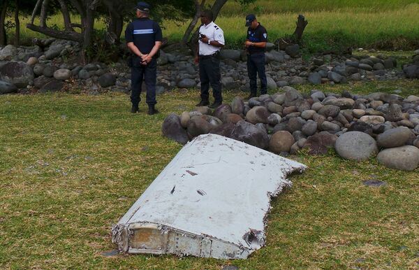 Обломки самолета, найденные на острове Реюньон. Архивное фото - Sputnik Кыргызстан