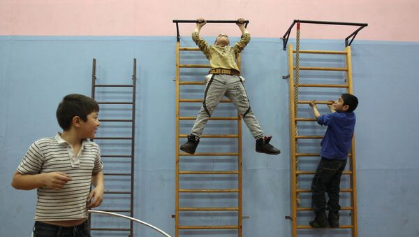 Ученики во время урока физкультуры в спортивном зале. Архивное фото - Sputnik Кыргызстан