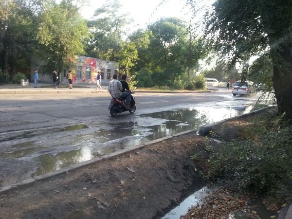 Прорыв трубы с холодной водой на пересечении улиц Кольбаева и Лермонтова - Sputnik Кыргызстан