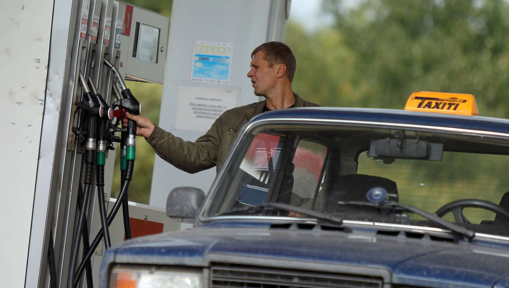 Солярка в канистрах. Канистра азс. Подорожание бензина. Топливо дорожает. Подняли бензин.