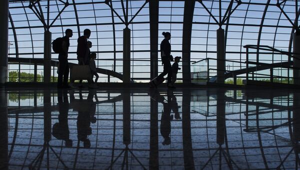Пассажиры в в аэропорту Домодедово. Архивное фото - Sputnik Кыргызстан