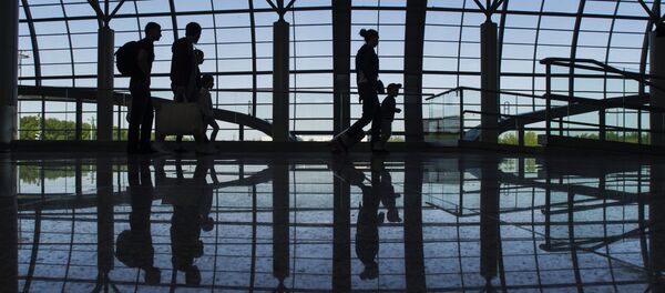 Пассажиры в в аэропорту Домодедово. Архивное фото Пассажиры в в аэропорту Домодедово. Архивное фото - Sputnik Кыргызстан