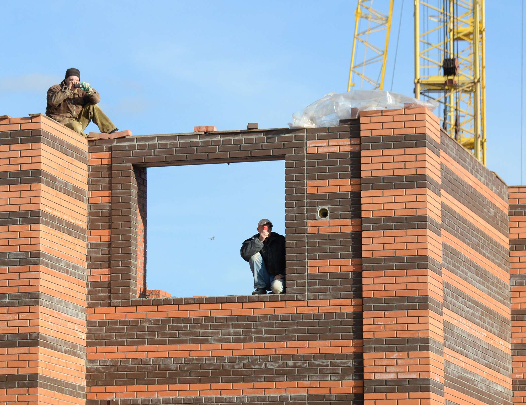 Новые изменения в строительстве. Строительство жилья Москва. Смелые решения в строительстве. Как называется когда строят стену. Строительство кома.