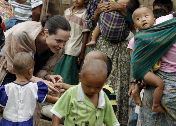 Звезда Голливуда Анджелина Джоли прилетела в Мьянму, чтобы помочь местным беженцам - Sputnik Кыргызстан