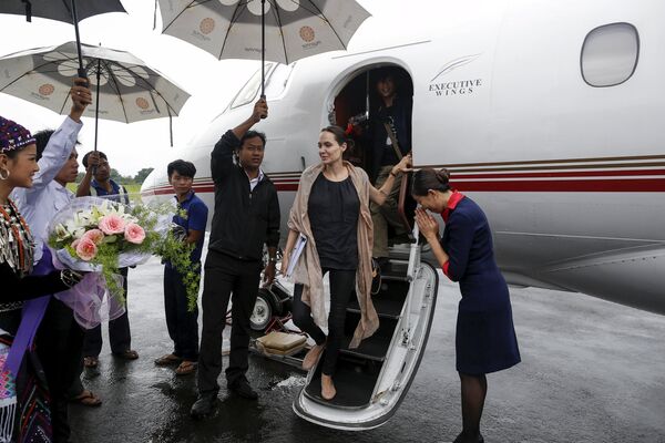 Джоли прилетела в Бирму в качестве посланника верховного комиссара ООН. В организации она курирует дела беженцев. В Мьянме Джоли намерена провести четыре дня - Sputnik Кыргызстан