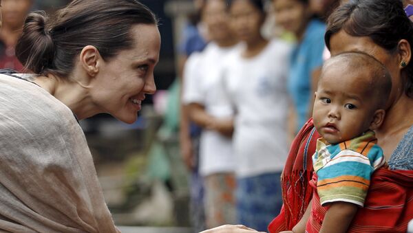 Посол ООН Анджелина Джоли и ее сын в Мьянме - Sputnik Кыргызстан