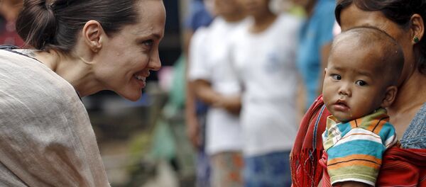 Посол ООН Анджелина Джоли и ее сын в Мьянме - Sputnik Кыргызстан