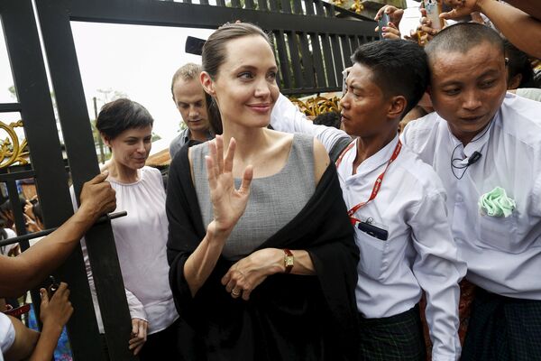 Посол ООН Анджелина Джоли и ее сын в Мьянме - Sputnik Кыргызстан