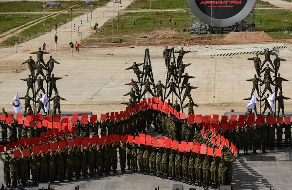 Военнослужащие вооруженных сил России во время репетиции церемонии открытия Армейских международных Игр-2015. Архивное фото - Sputnik Кыргызстан
