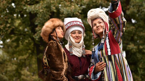 Девушки-модели делают селфи на фестивале Оймо. Архивное фото - Sputnik Кыргызстан
