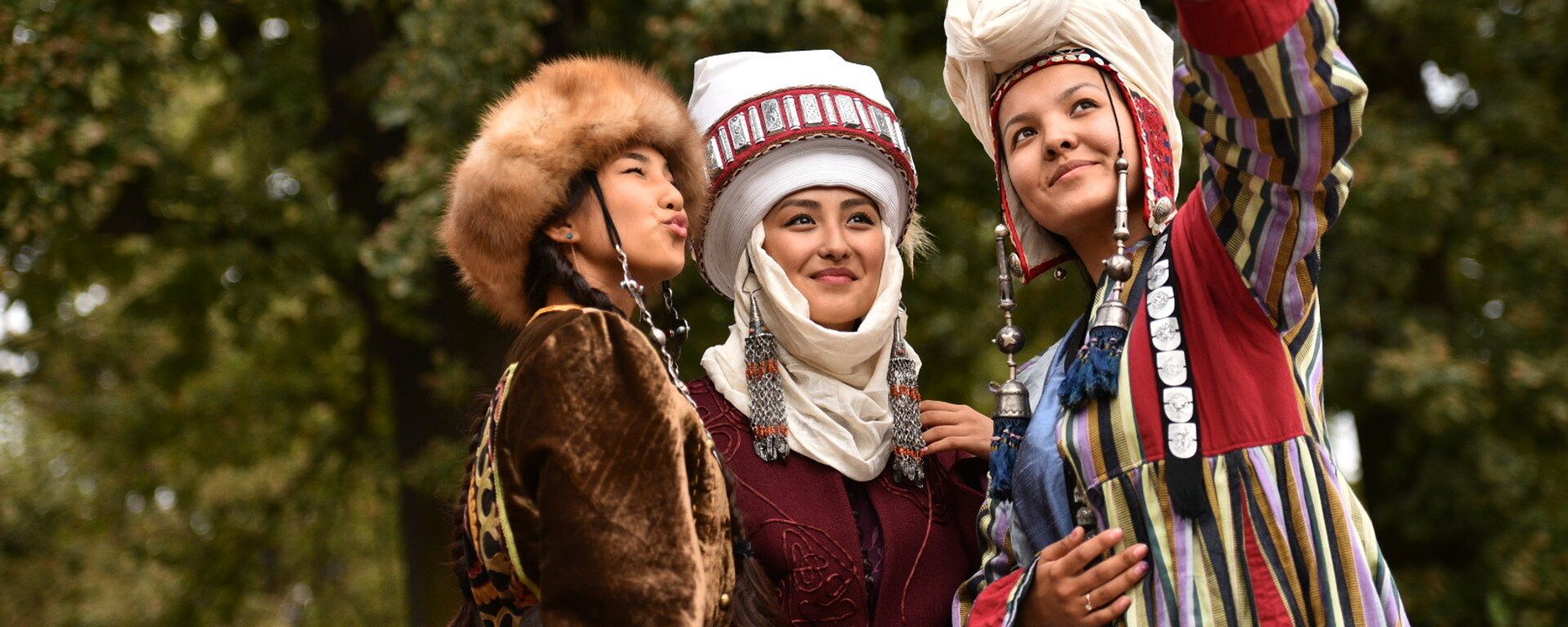 Девушки-модели делают селфи на фестивале Оймо. Архивное фото - Sputnik Кыргызстан, 1920, 27.07.2022