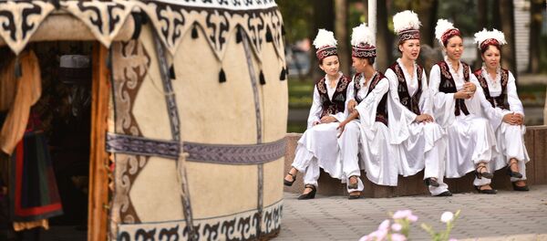 Девушки в кыргызских национальных костюмах. Архивное фото - Sputnik Кыргызстан