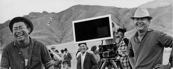 Толомуш Океев и оператор во время съемок фильма Небо нашего детства. Архивное фото - Sputnik Кыргызстан