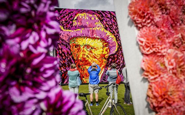 Туристы фотографируют портрет Винсента Ван Гога из цветов в Амстердаме - Sputnik Кыргызстан