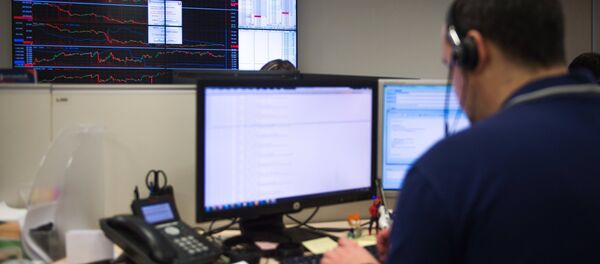 Сотрудник в офисе биржи. Архивное фото Сотрудник в офисе биржи. Архивное фото - Sputnik Кыргызстан