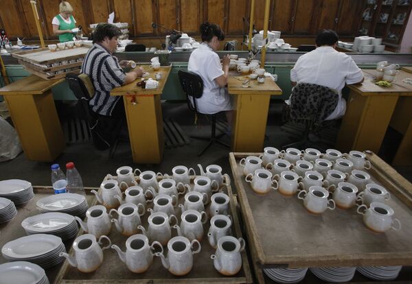 Работницы расписывают фарфоровую посуду. Архивное фото - Sputnik Кыргызстан