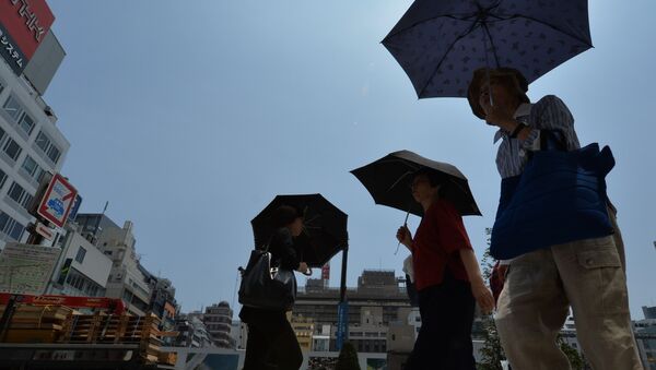 Люди с зонтами в Японии. Архивное фото - Sputnik Кыргызстан