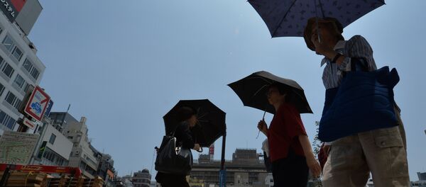 Люди с зонтами в Японии. Архивное фото - Sputnik Кыргызстан