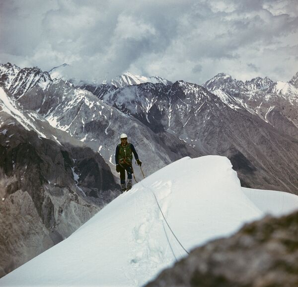 Альпинист в ущелье Кек-Суу - Sputnik Кыргызстан