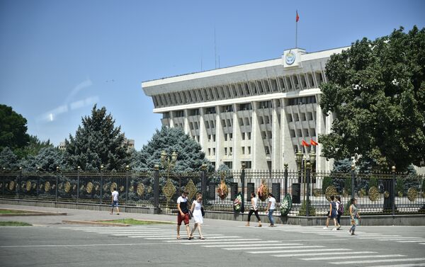 Президент жана Жогорку Кеңештин депутаттары иштеген Ак үй - Sputnik Кыргызстан