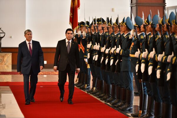 Президент Алмазбек Атамбаев и президент Туркменистана Гурбангулы Бердымухамедова. - Sputnik Кыргызстан