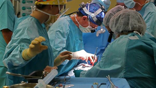 Хирурги проводят операцию на открытом сердце. Архивное фото - Sputnik Кыргызстан