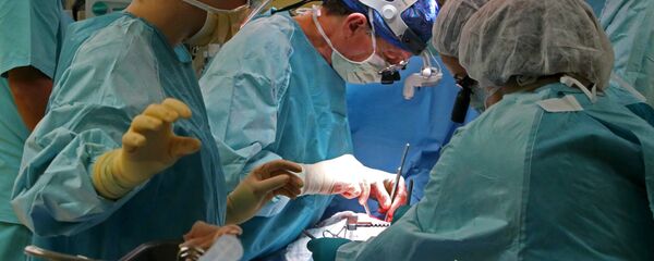 Хирурги проводят операцию на открытом сердце. Архивное фото - Sputnik Кыргызстан