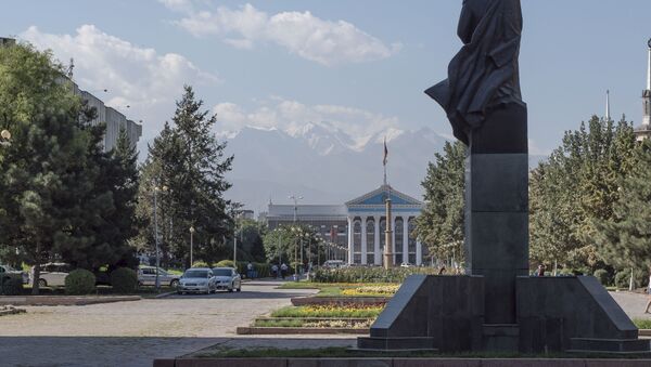 Памятник Шабдан-Баатыруна Аллее Молодежи, ниже Национальной филармонии. - Sputnik Кыргызстан
