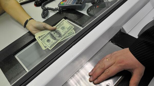 Обмен валюты в банковской кассе. Архивное фото - Sputnik Кыргызстан