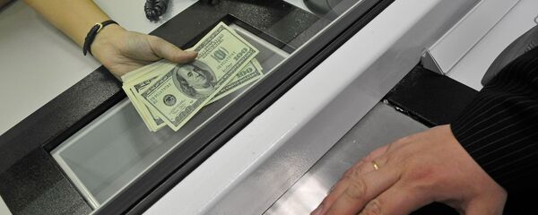 Обмен валюты в банковской кассе. Архивное фото - Sputnik Кыргызстан