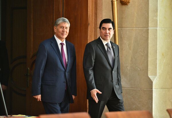 Президенттер Алмазбек Атамбаев жана Гурбангулы Бердымухамедов. Архив - Sputnik Кыргызстан
