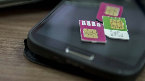 SIM-карты и мобильный телефон. Архивное фото - Sputnik Кыргызстан