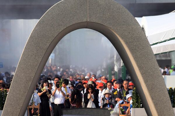 Жители Японии молятся перед мемориальным памятником посвященному жертвам бомбардировки в Хиросиме. Архивное фото - Sputnik Кыргызстан
