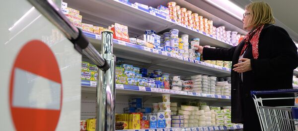 Покупатель в супермаркете. Архивное фото - Sputnik Кыргызстан