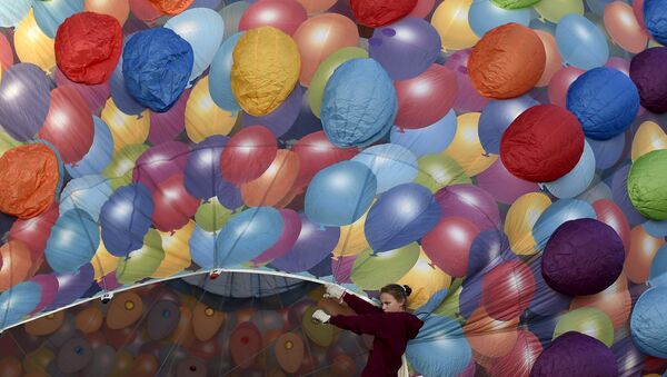 Девушка держит воздушный шар. Архивное фото - Sputnik Кыргызстан