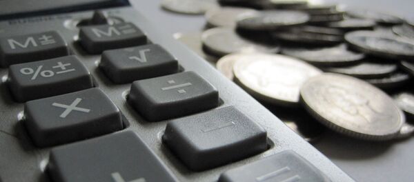 Калькулятор и монетки. Архивное фото - Sputnik Кыргызстан