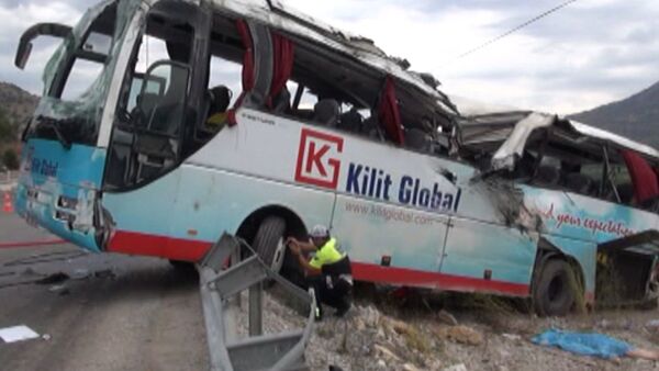 Автобус с туристами попал в крупное ДТП в Турции. Кадры с места аварии - Sputnik Кыргызстан