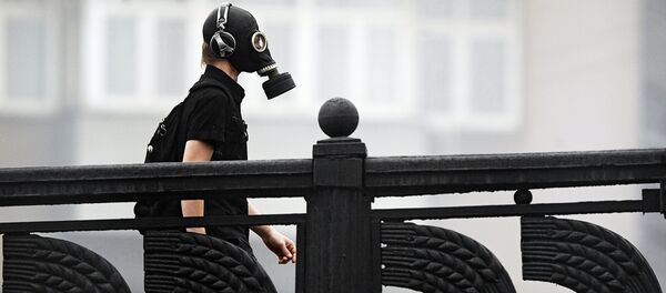 Мужчина в противогазе. Архивное фото Мужчина в противогазе. Архивное фото - Sputnik Кыргызстан