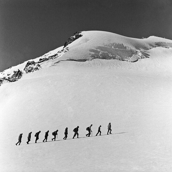 Альпинисты на пути к пику Панфилова (высота 4300 метров) в горах Тянь-Шаня - Sputnik Кыргызстан