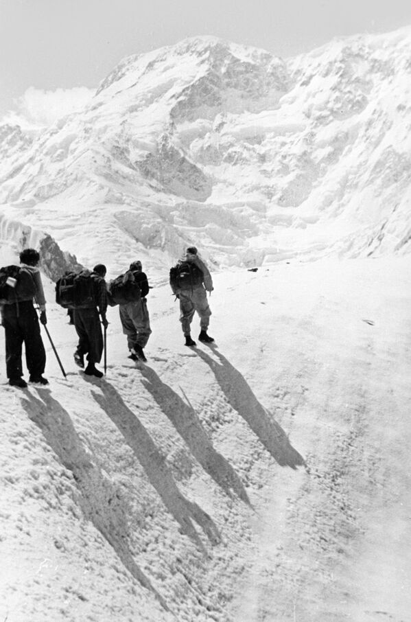 Группа альпиниста Виталия Абалакова во время восхождения на пик Победы в горах Тянь-Шаня - Sputnik Кыргызстан