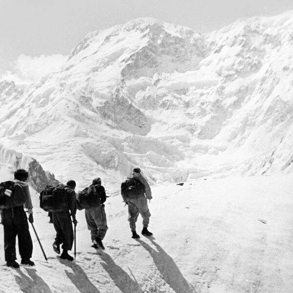 Группа альпиниста Виталия Абалакова во время восхождения на пик Победы в горах Тянь-Шаня - Sputnik Кыргызстан