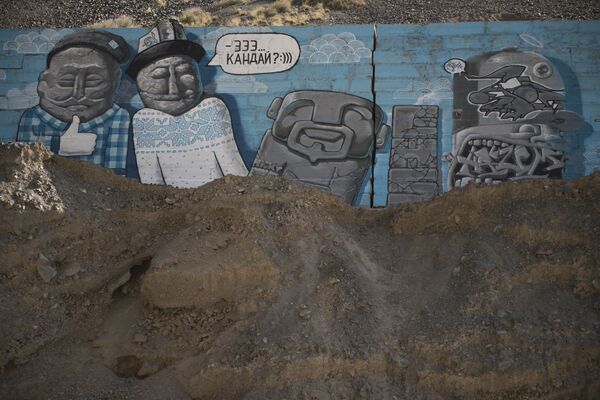 Гаффити на каменной стене в ущелье Боом - Sputnik Кыргызстан