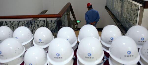 Рабочий в заводе. Архивное фото - Sputnik Кыргызстан